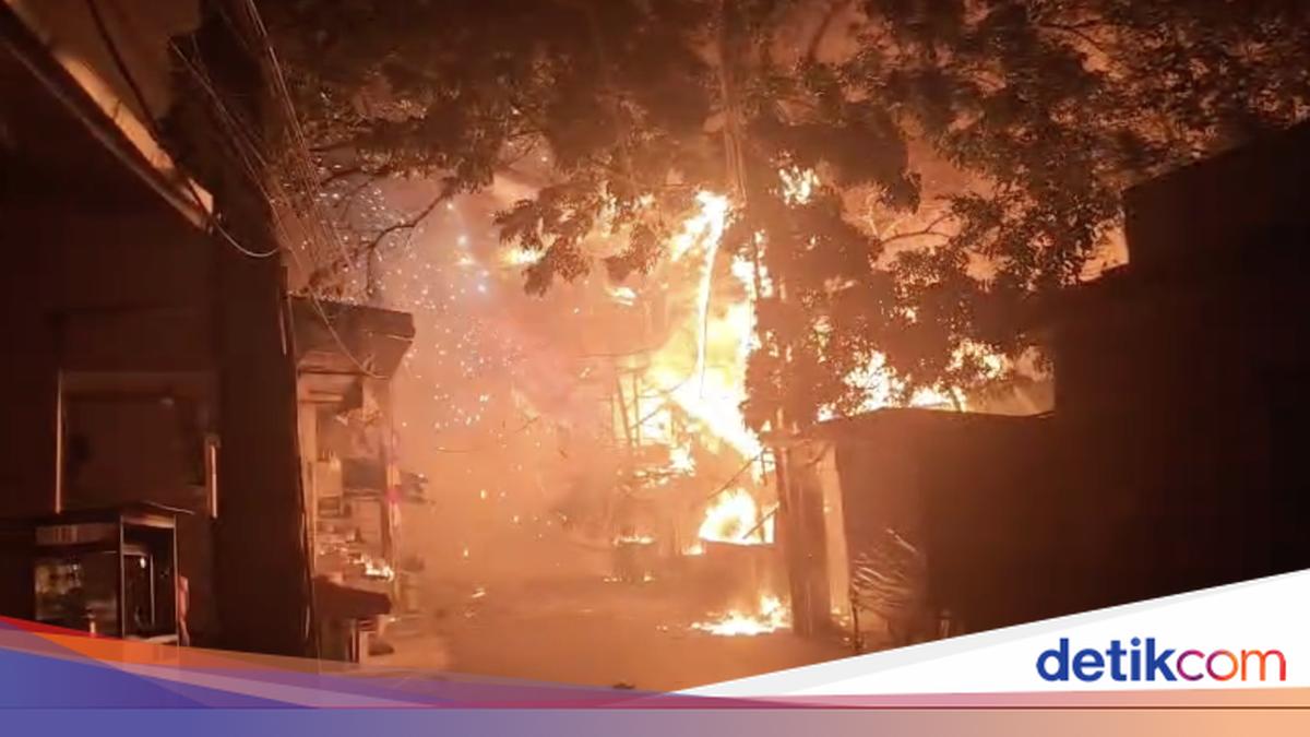 Pabrik Mebel di Kalideres Jakbar Kebakaran, 23 Unit Damkar Dikerahkan