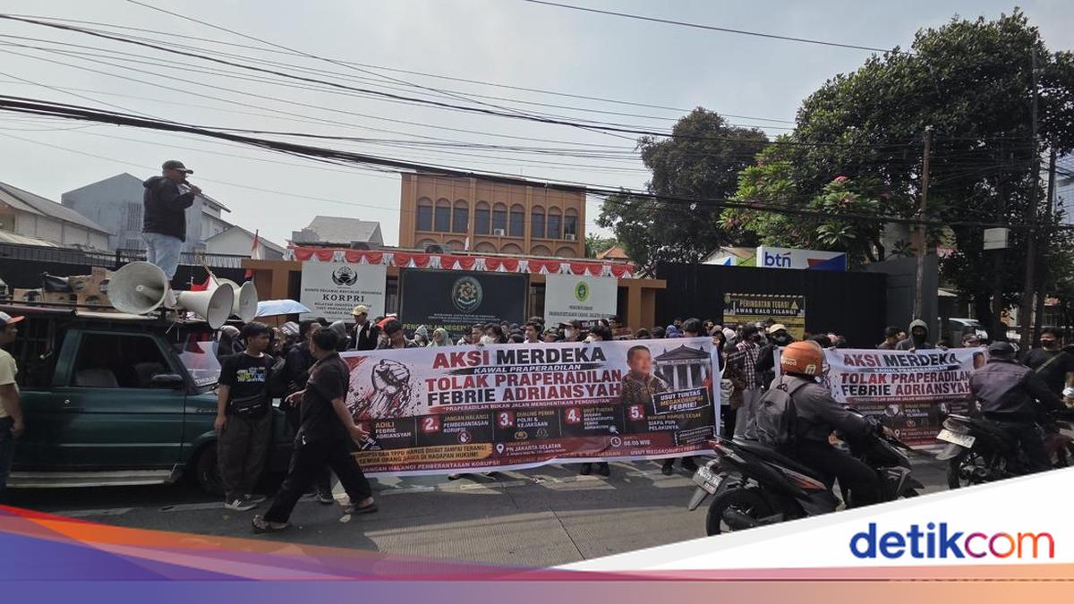 Massa Demo Minta Hakim PN Jaksel Tolak Gugatan Praperadilan Febrie Adriansyah