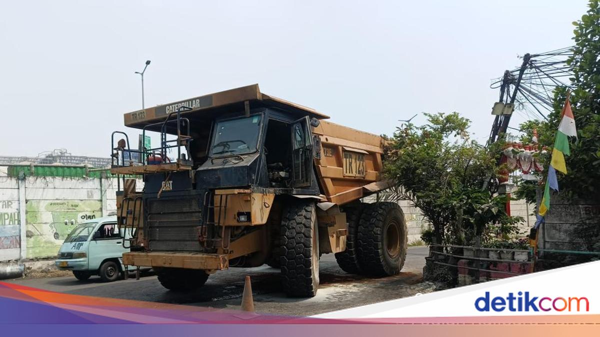 Truk Tambang Mogok Keluarkan Asap dan Api di Cilincing, Lalin Sempat Macet