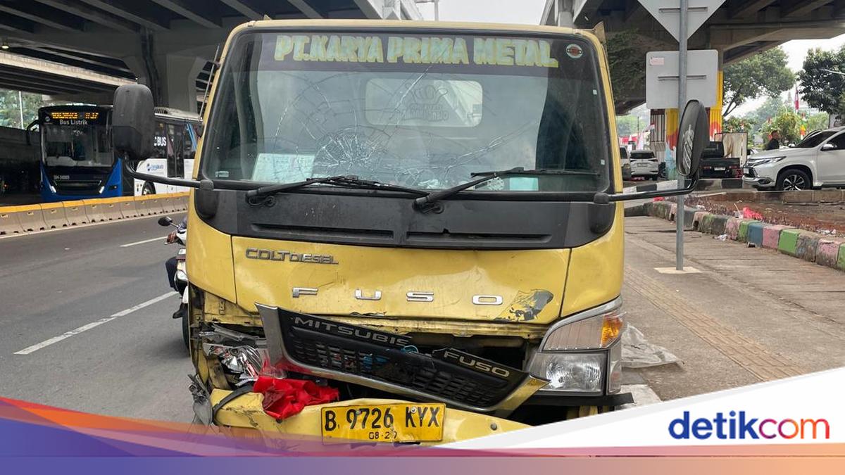 Truk Terobos Lampu Merah Tabrak Pemotor di Cibubur, 1 Orang Tewas