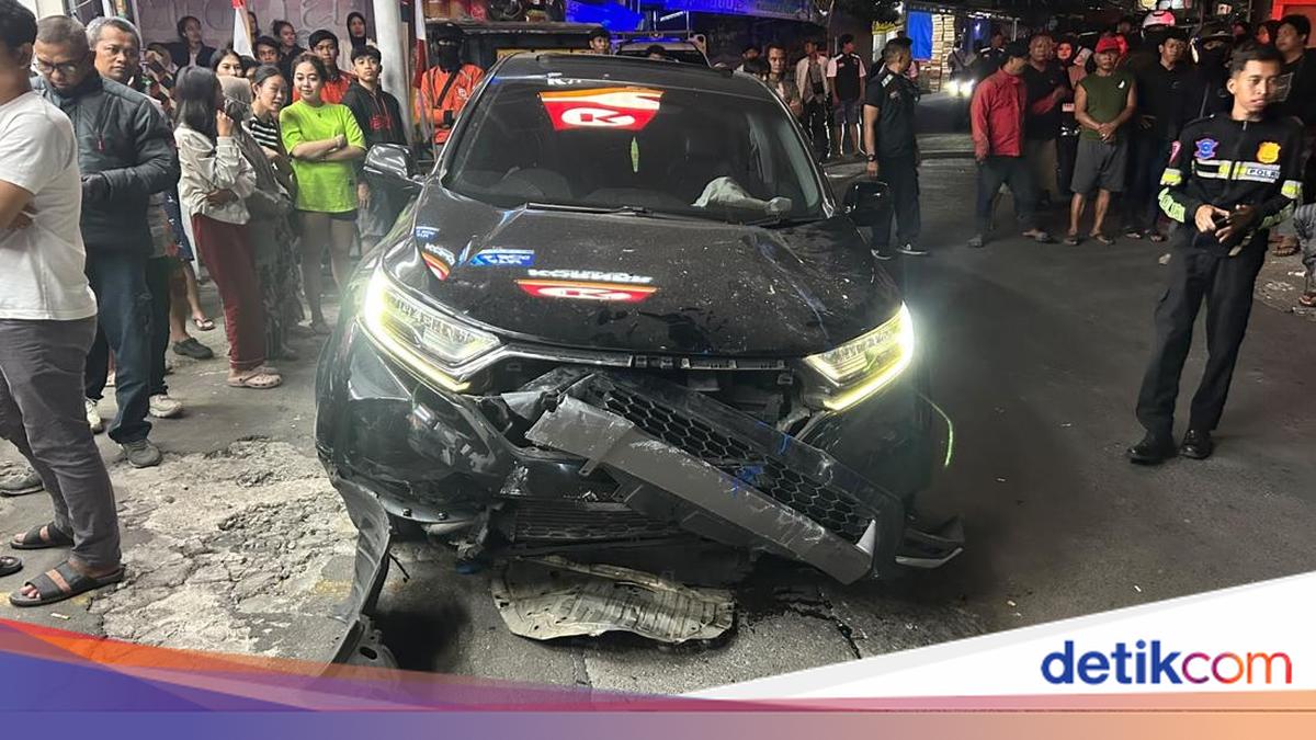 Mobil Seruduk 3 Motor Parkir dan Kios di Bogor, 1 Orang Luka-luka