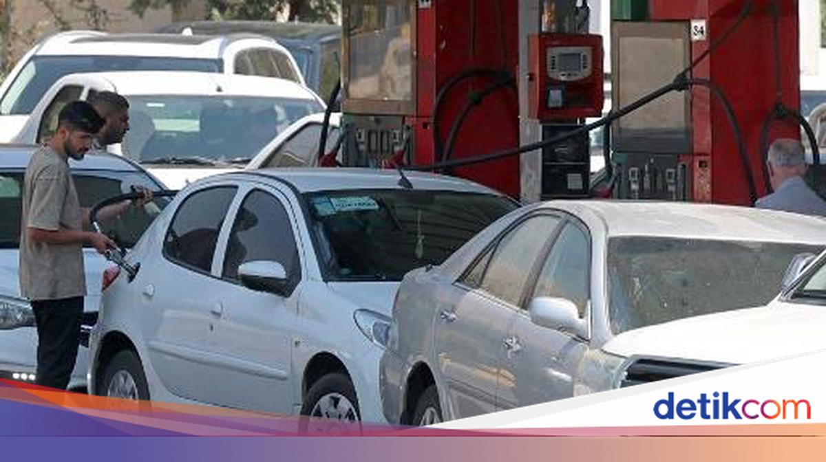 Warga Iran Antre Beli BBM Usai AS Umumkan Sanksi Baru