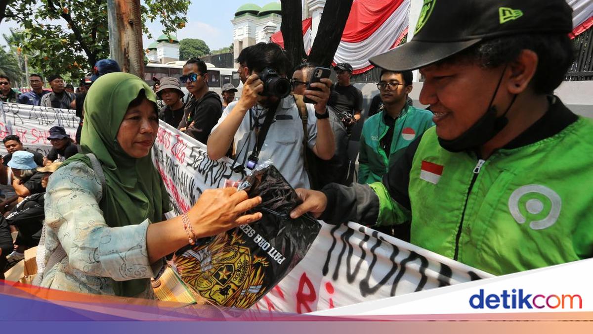 Persiapan Massa AMPB Jelang Aksi Damai di Depan Gedung DPR – detikNews Persiapan Massa AMPB Jelang Aksi Damai di Depan Gedung DPR – detikNews