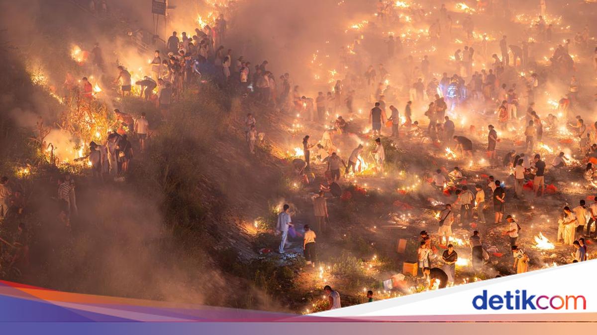 Warga Kaili Bakar Persembahan Kertas Jelang Festival Zhongyuan