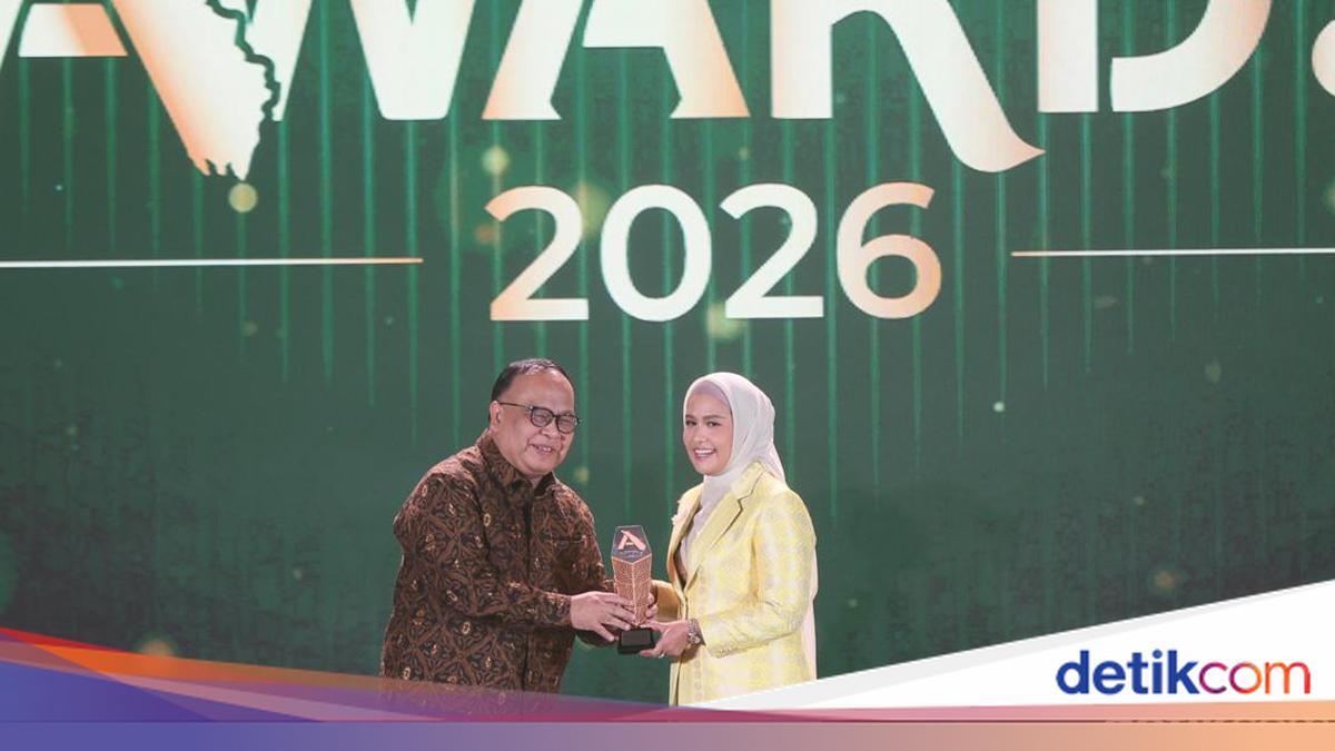 Karmila Sari Raih 'Legislator Peduli Pendidikan dan Perempuan' detikSumatera Awards