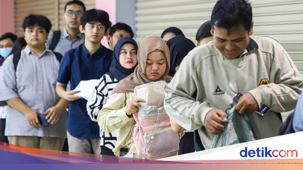 Antusias Pencari Kerja Berburu Lowongan di Job Fair