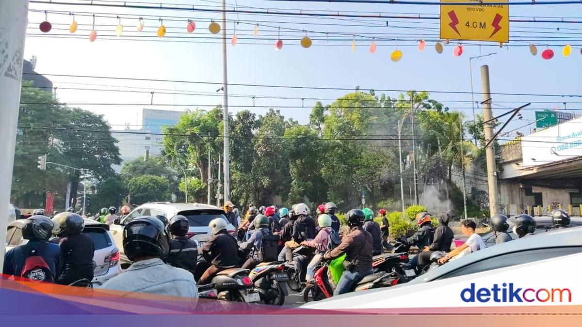 Kondisi Pejompongan Sekitar Rel KA Pagi Ini, Masih Ada Massa