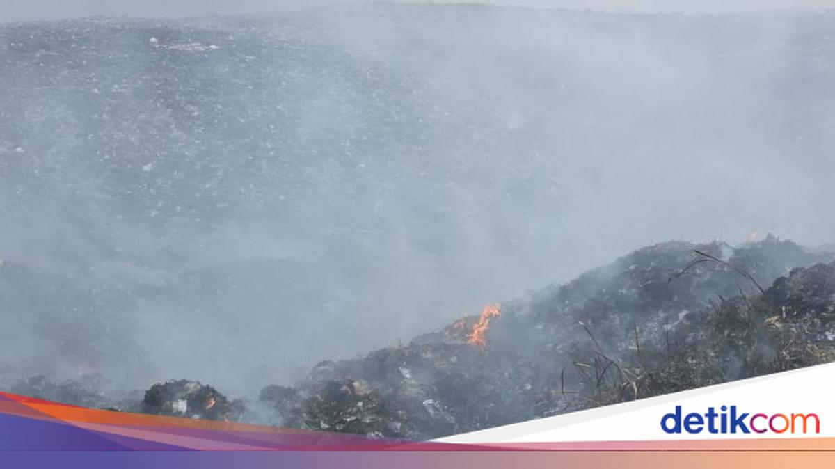 Damkar Butuh Alat Berat Padamkan Titik Api di TPA Liar Waringinkurung