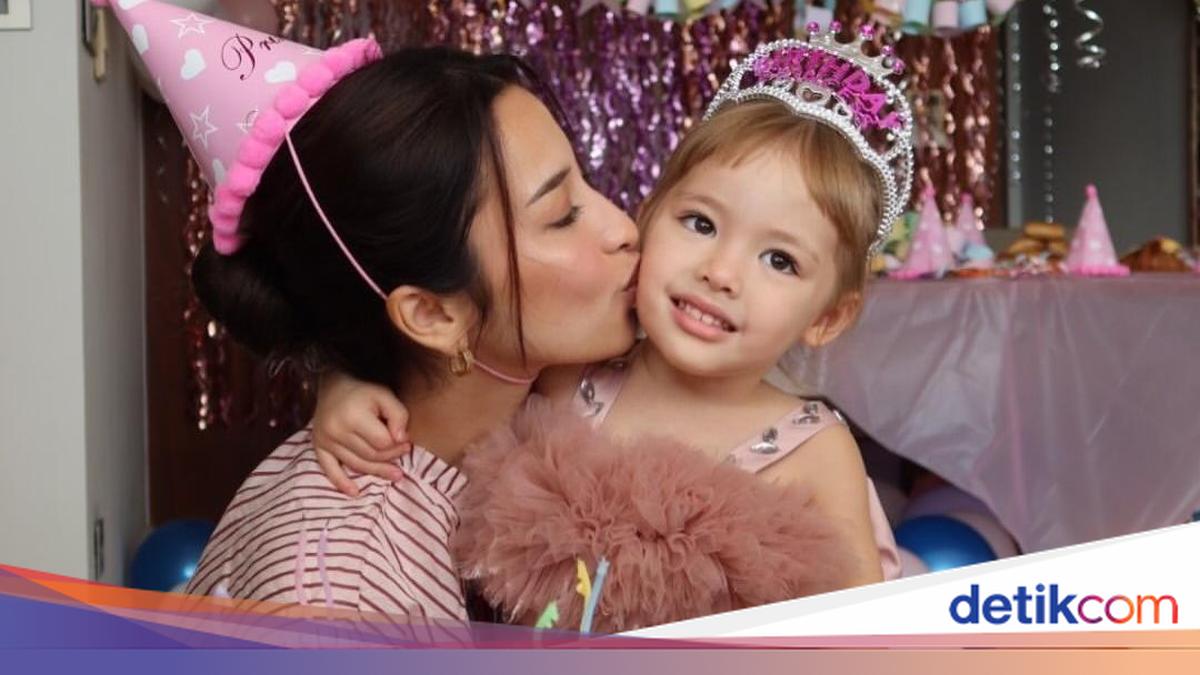 Gemas! Jennifer Coppen Rayakan Ultah Kamari dengan Kue hingga Donat