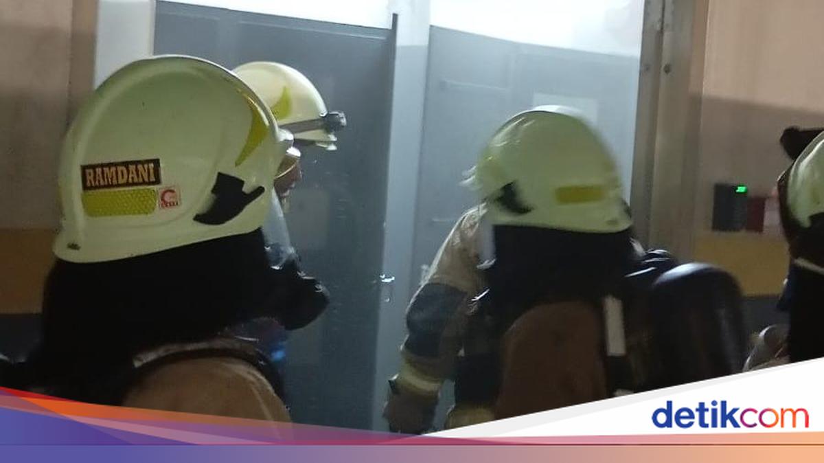 Damkar Padamkan Kebakaran di Gedung Merah Putih KPK