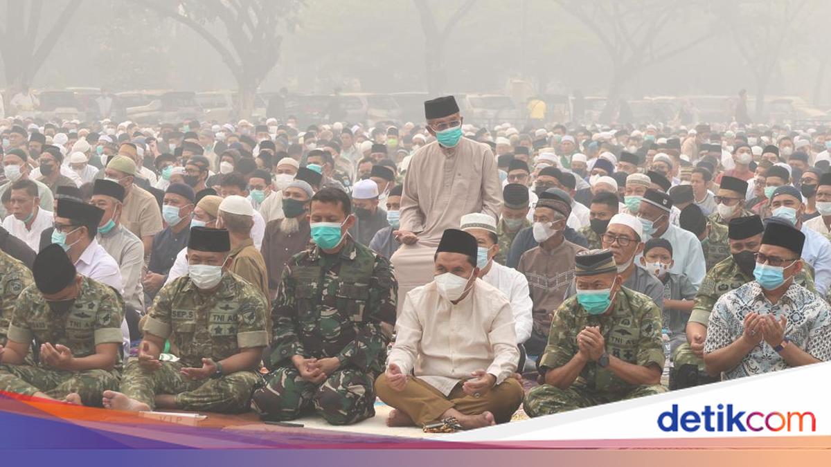 Pakai Masker di Tengah Kabut Asap, Ribuan Warga Kalbar Salat Istisqa Minta Hujan