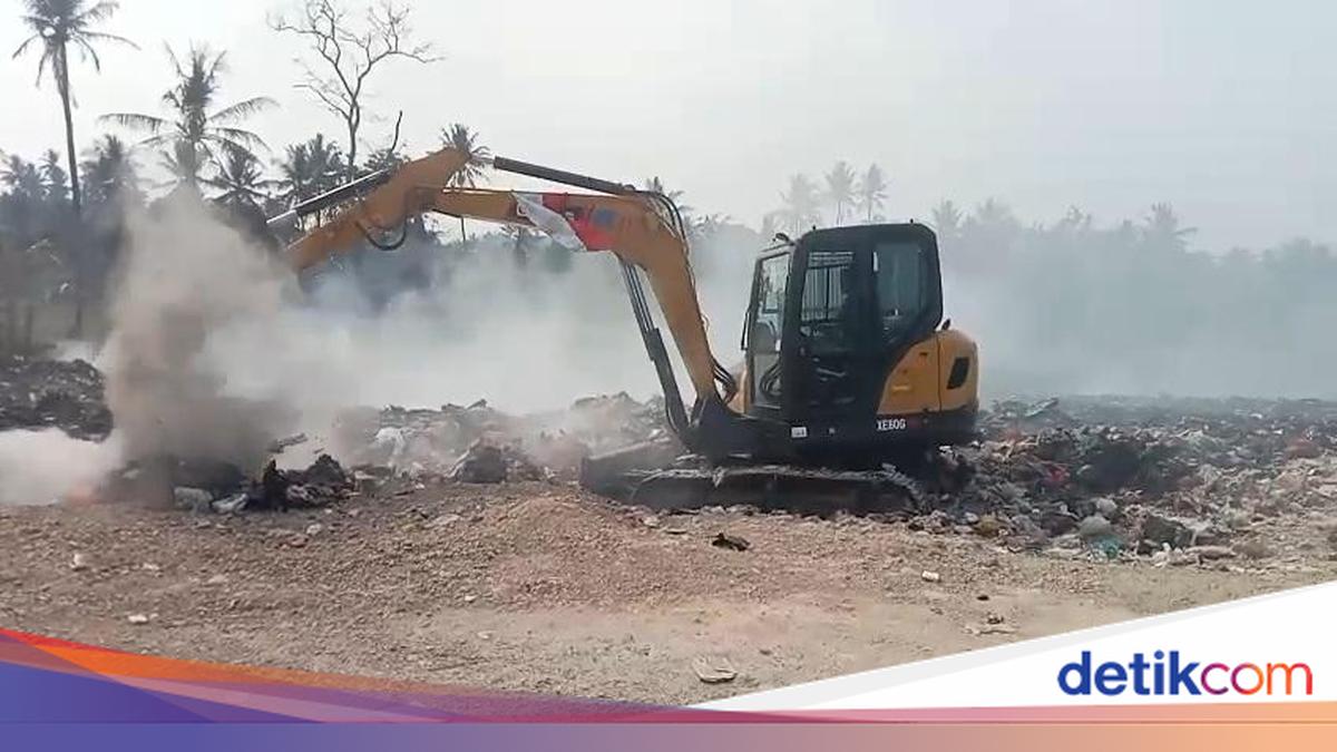 Kebakaran TPA Liar Waringinkurung Belum Padam, Alat Berat Dikerahkan