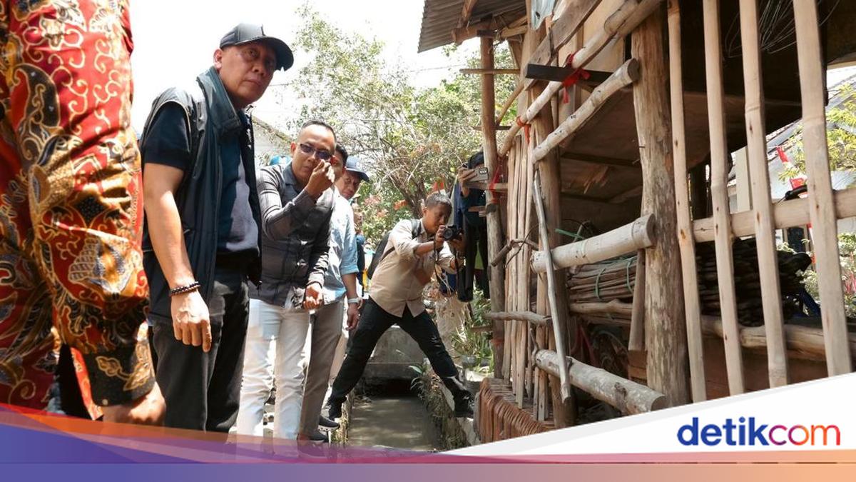 Waka DPR Saan Tinjau Kekeringan di Desa Slangit Cirebon, Salurkan Air Bersih