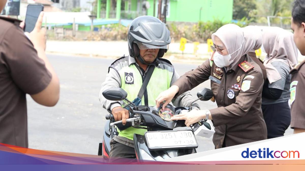 Cegah Polusi-Kabut Asap, Kejari Banyuasin Bagikan Masker ke Pengendara