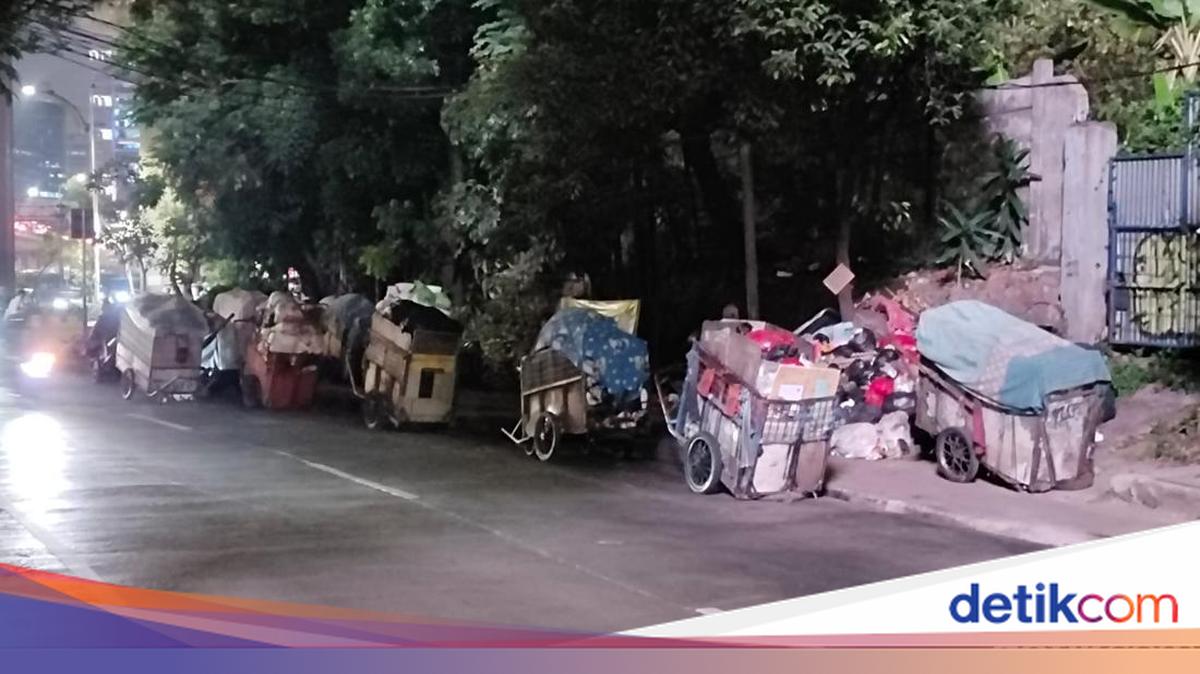 Gerobak Sampah Mangkal di Trotoar Tendean, DLH DKI Buka Suara