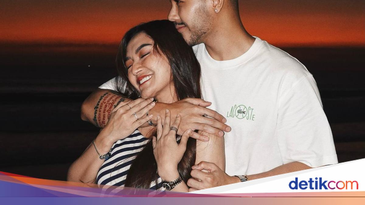 So Sweet! Romantisnya Sibad dan Krisjiana saat Makan Malam Bersama di Pulau