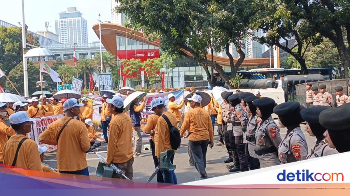 Asosiasi Petani Tebu Demo di Monas, Polisi Kawal hingga Bagikan Makanan