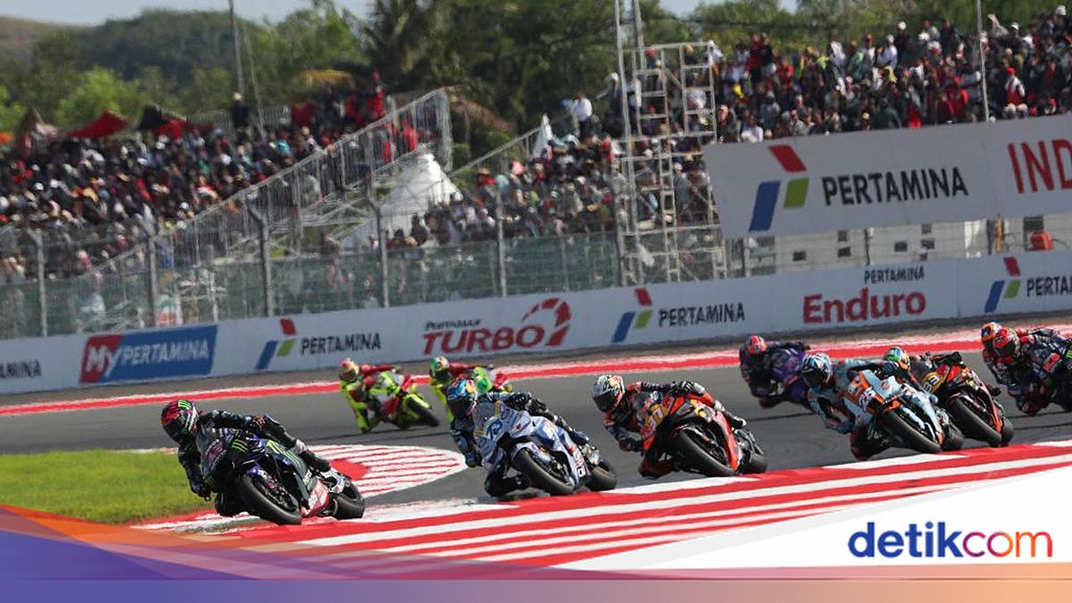 Suasana penonton MotoGP di Sirkuit Pertamina Mandalika, Lombok Tengah, Nusa Tenggara Barat