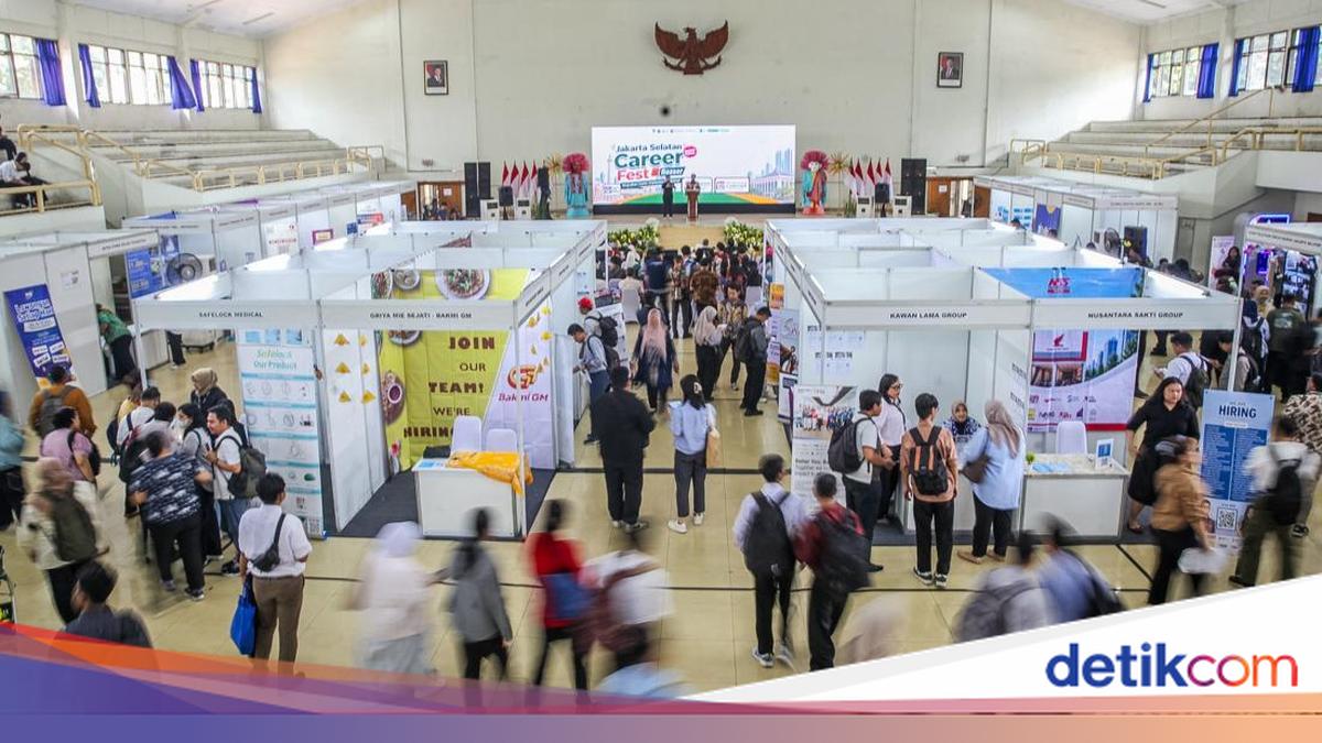 Indonesia Gets Fewer Jobs From Economic Growth as Industry Adopts Technology