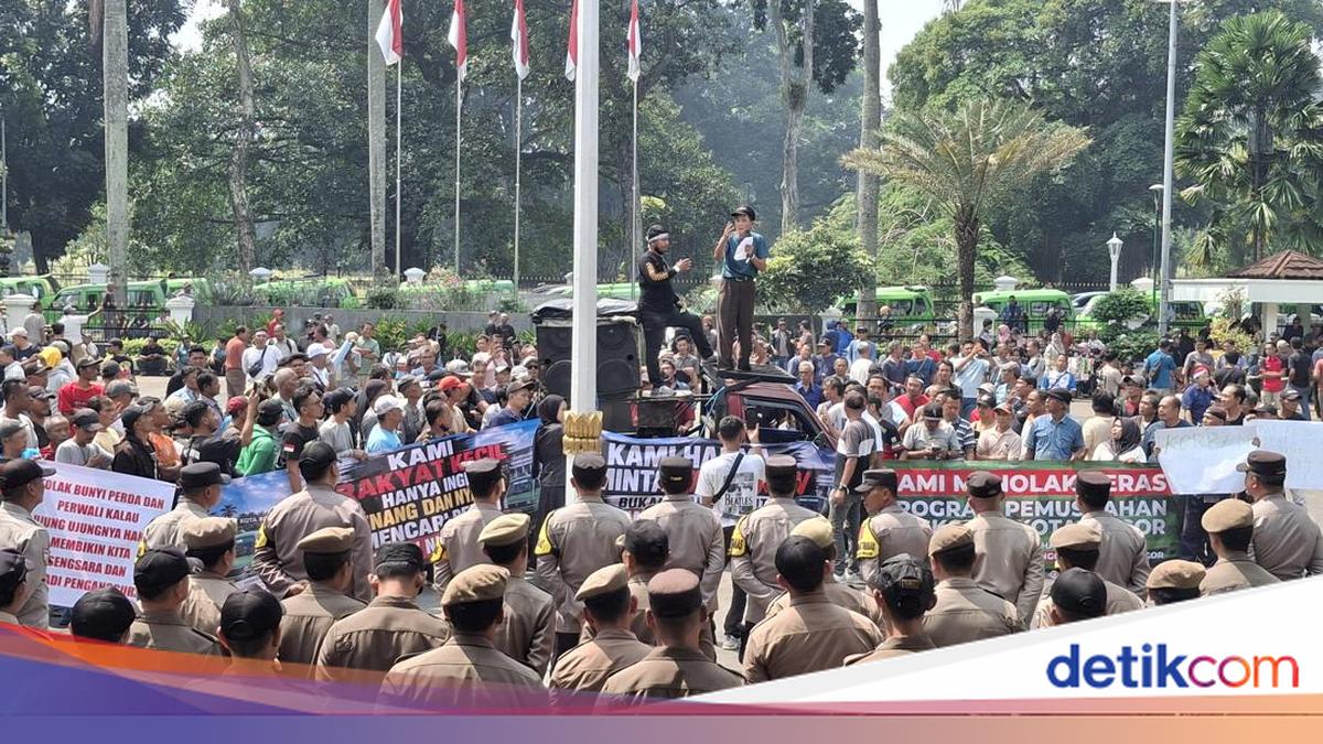 Sopir Demo Walkot Bogor Tolak Larangan Angkot Tua Beroperasi