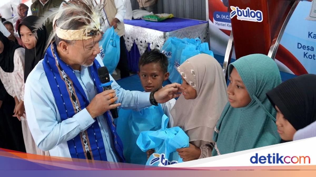 Menko Pangan Serahkan Bantuan Beras ke Ojol dan Anak Yatim di Ambon