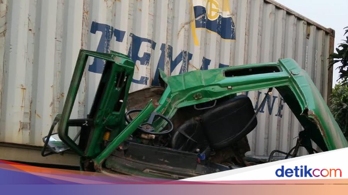 Truk Kecelakaan di Jakut, Peti Kemas Nyaris Jatuh dari Layang Tol
