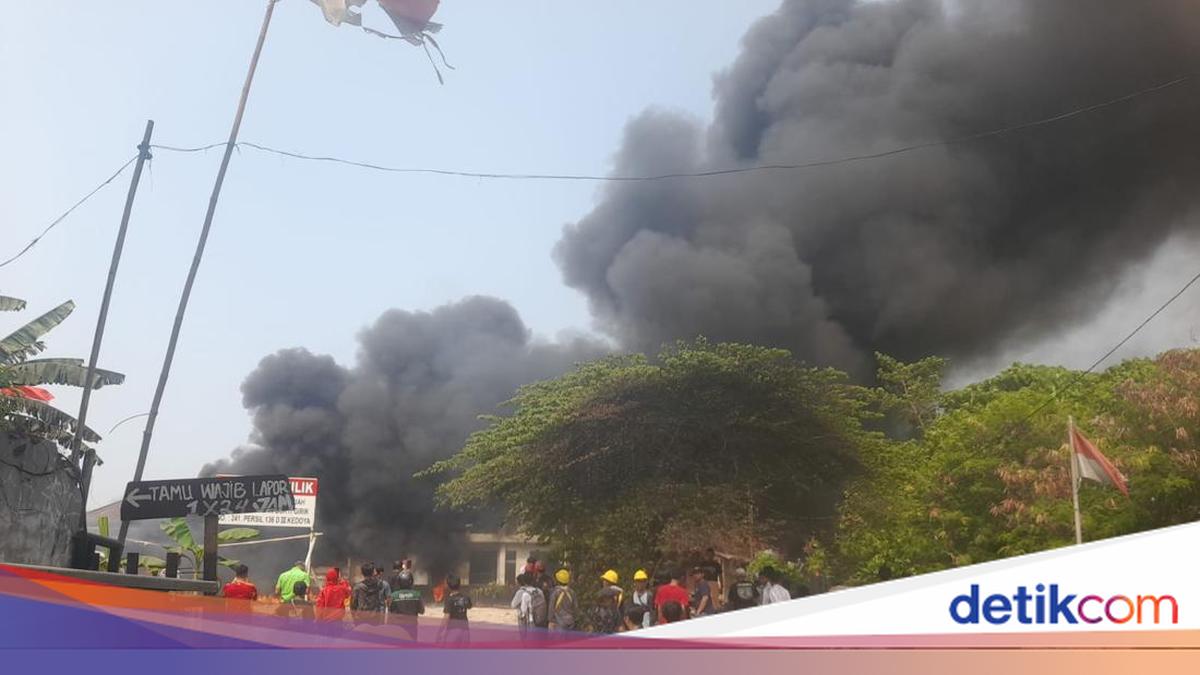 Kebakaran Bedeng di Kedoya Jakbar, Asap Hitam Tebal Membubung Tinggi