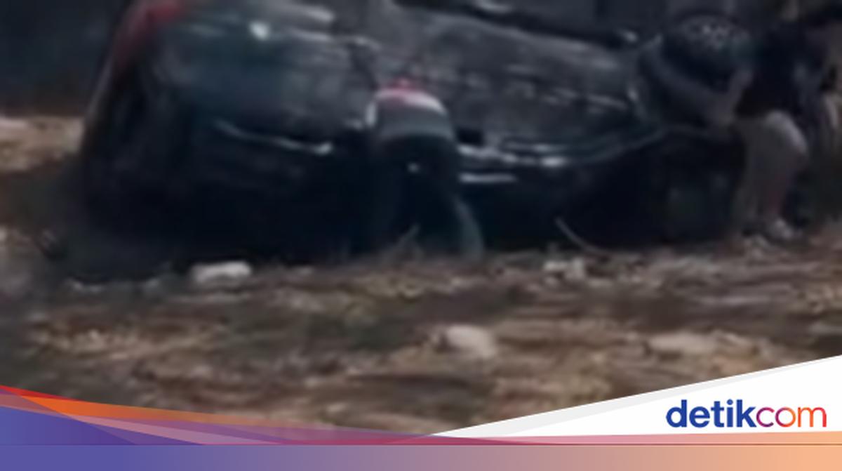 Mobil Kecepatan Tinggi Tabrak Pohon hingga Terbalik di Tol Makassar