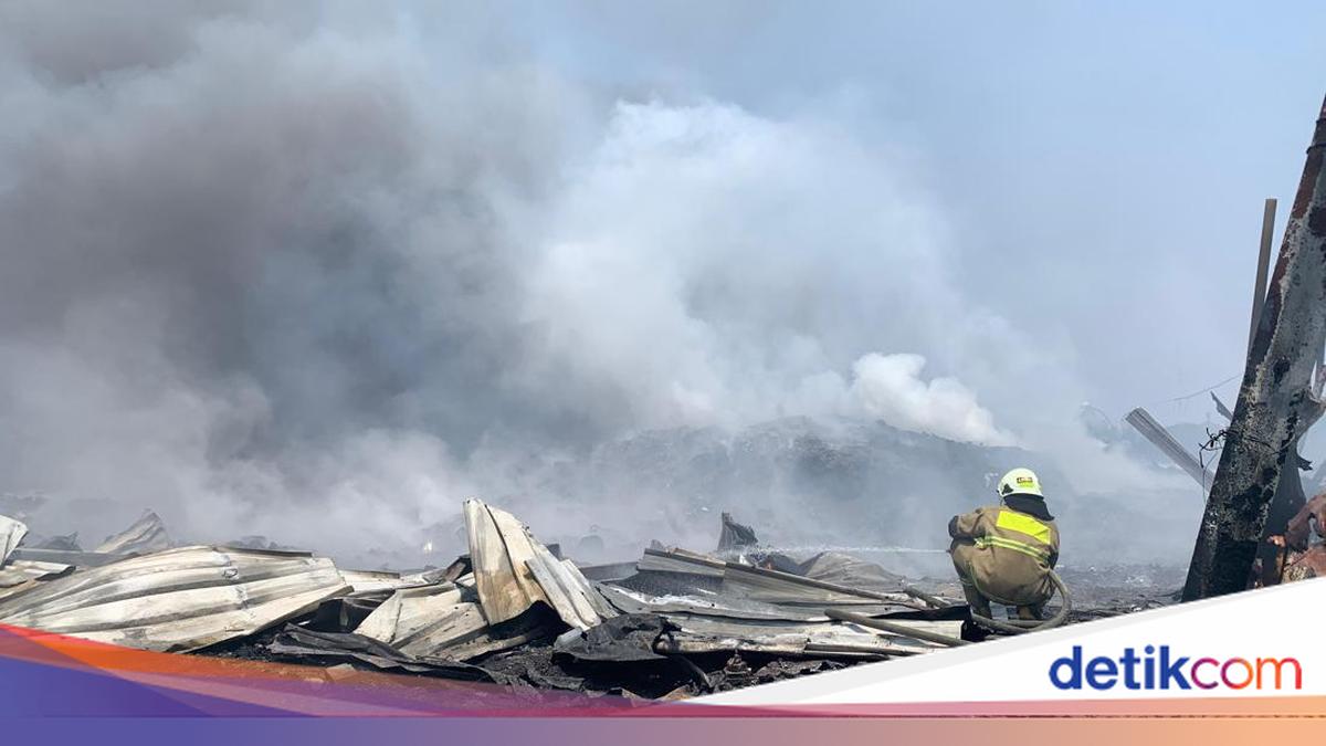 Sudah 12 Jam Kebakaaran Lapak di Jakbar Belum Padam, Begini Kondisinya