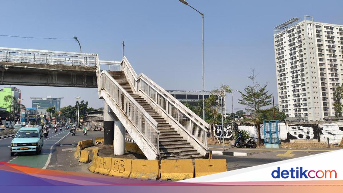 Tangga JPO Dewi Sartika Cawang Ada di Tengah Jalan, Ini Penampakannya