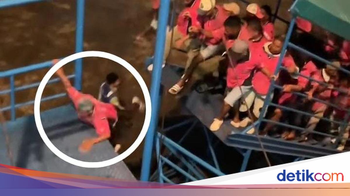 Porter di Pelabuhan Ambon Jatuh Saat Berebut Masuk Kapal