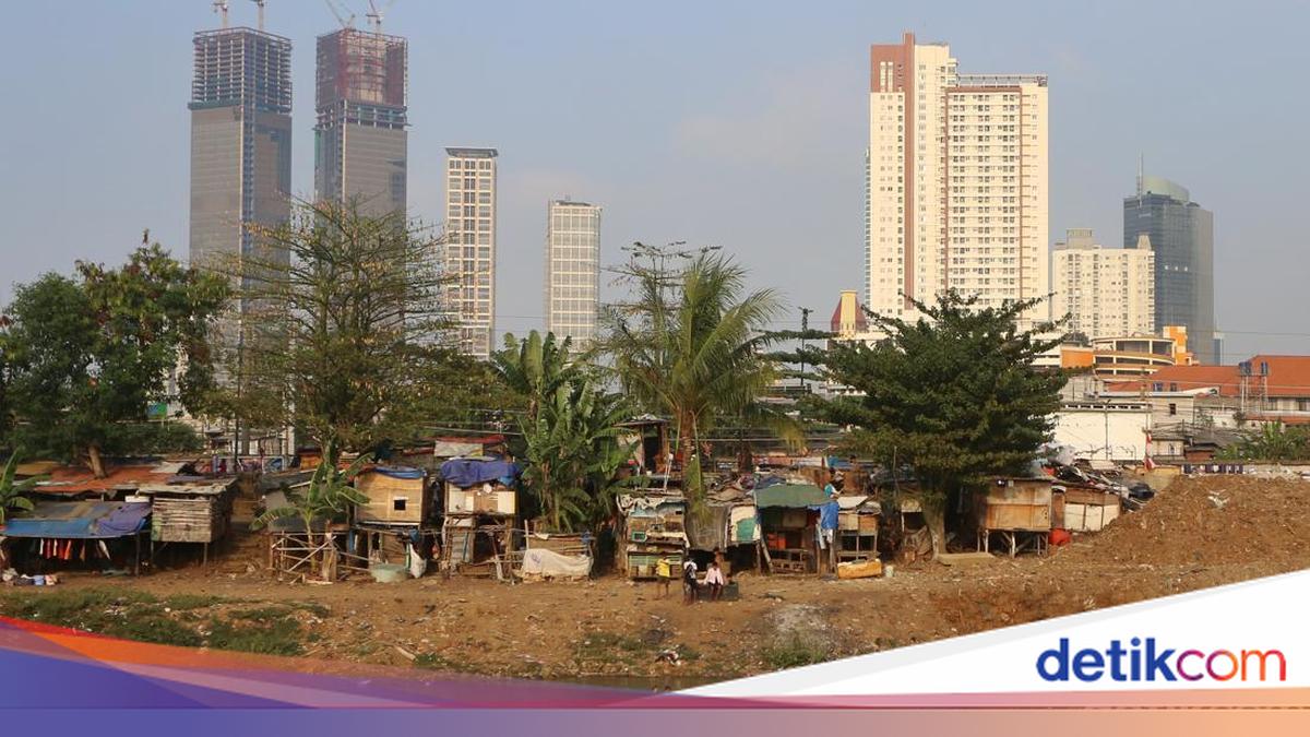 Potret Pemukiman Semi Permanen di Tengah Gemerlap Jakarta