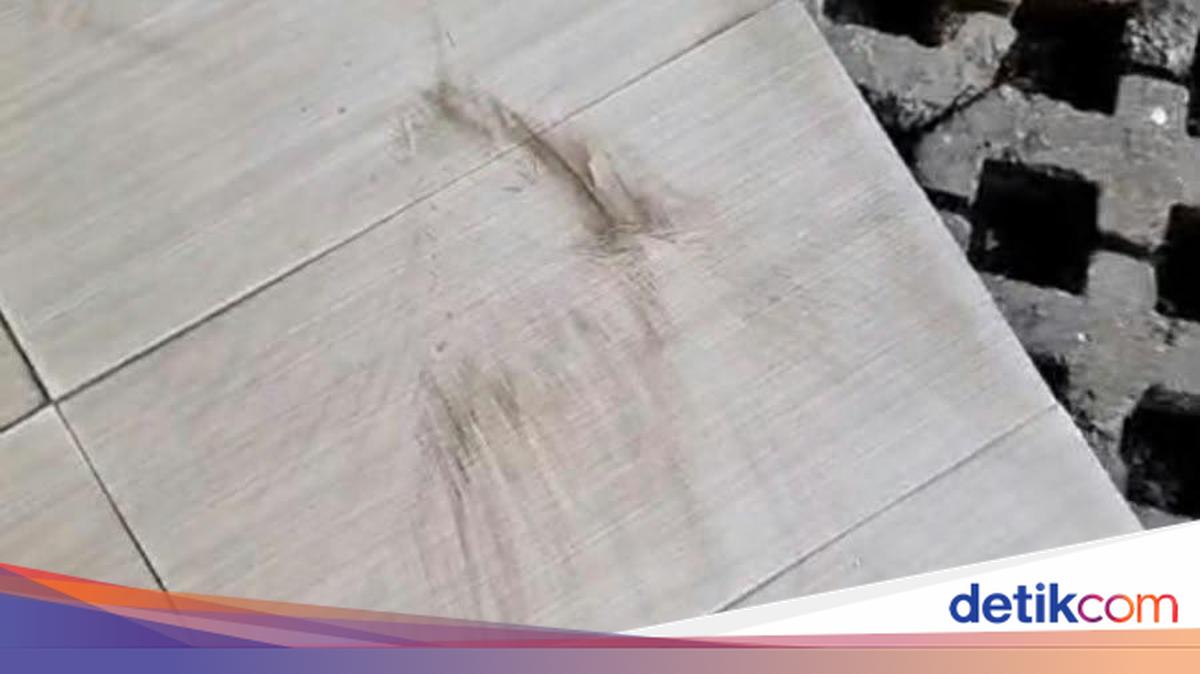 Abu Vulkanik Anak Krakatau Masih Menyelimuti Rumah Warga Ciputat Siang Ini