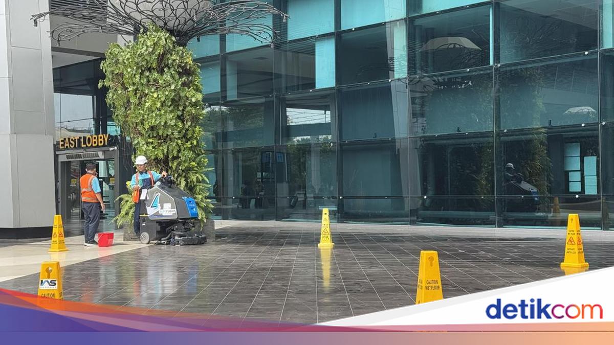 Halaman Terminal 3 Bandara Soetta Berdebu Dampak Erupsi Anak Krakatau