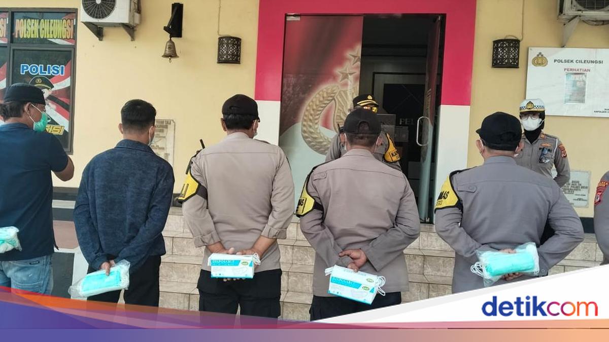 Abu Vulkanik Anak Krakatau Sampai Bogor, Polsek-polsek Bagikan Masker ke Warga