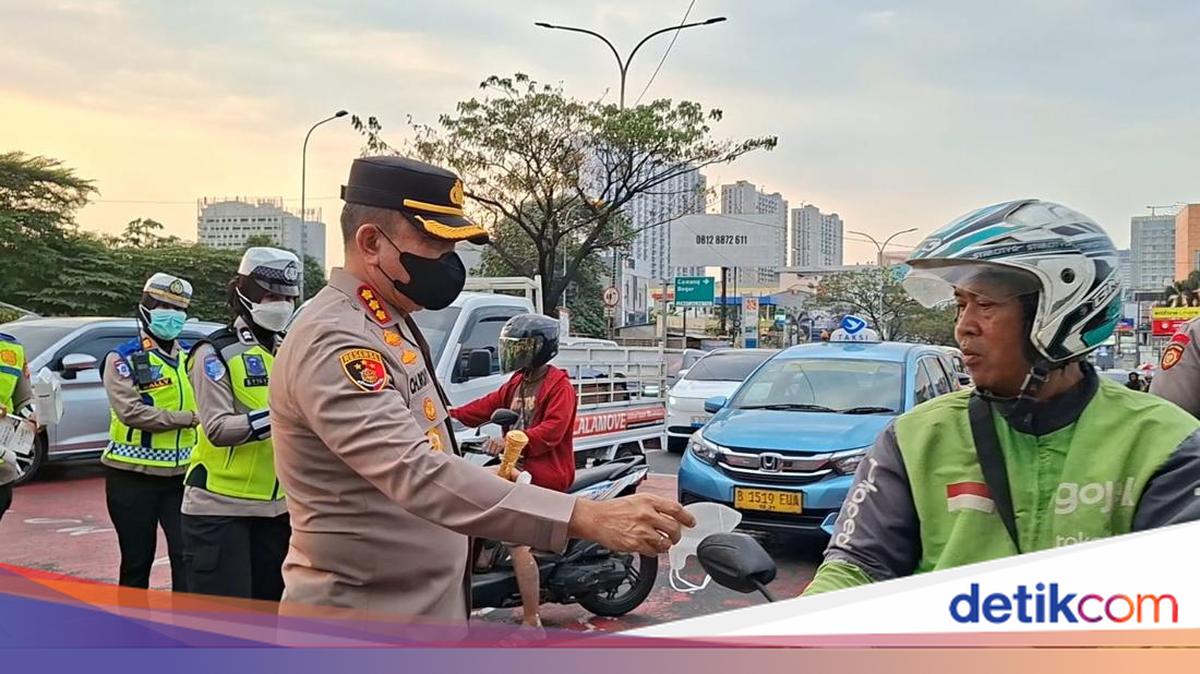 Depok Juga Terdampak Abu Anak Krakatau, Polisi Turun Bagikan Masker
