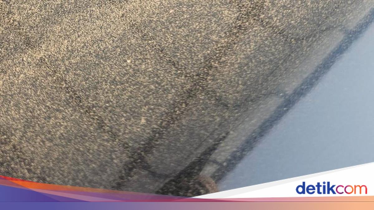 Rumah Warga di Cilebut Bogor Rasakan Debu Vulkanik Anak Krakatau