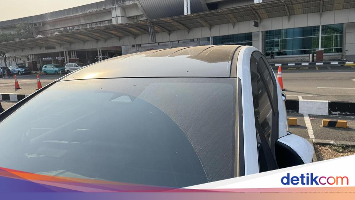 Mobil di Parkiran Terminal 2 Soetta Berdebu Imbas Erupsi Anak Krakatau