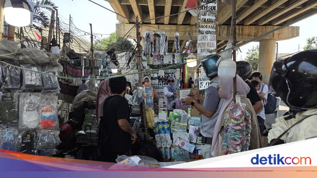Abu Anak Krakatau Sampai Jakarta, Warga Berburu Masker di Kolong Tol Andara