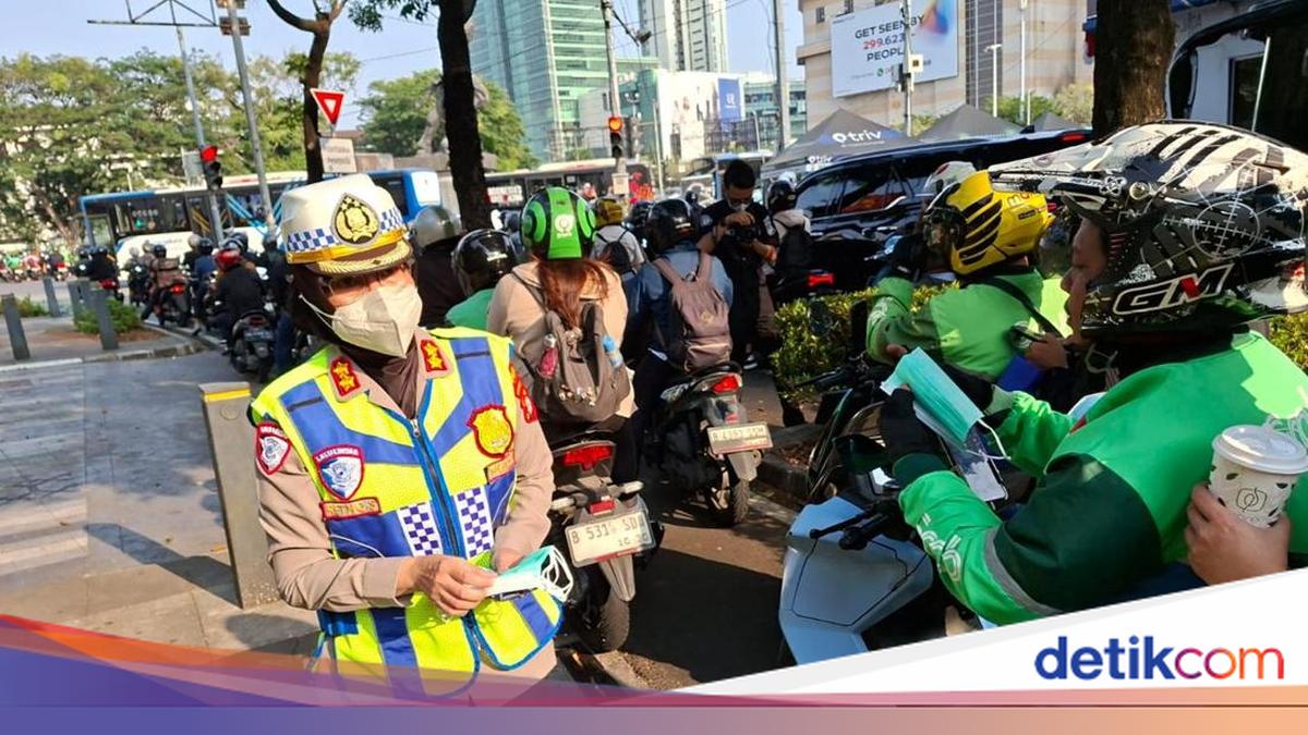 Polantas Polda Metro Bagikan 20 Ribu Masker ke Ojol Cegah Abu Vulkanik