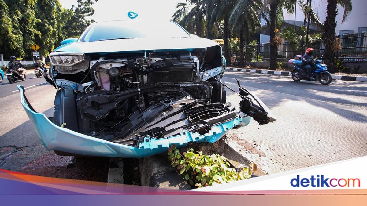 Taksi Naik Pembatas Jalan di Pondok Indah, Bagian Depan Ringsek