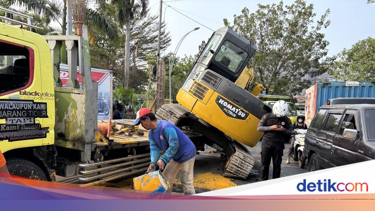 Ekskavator Jatuh dari Truk Pengangkut di Surabaya gegara Hindari Motor