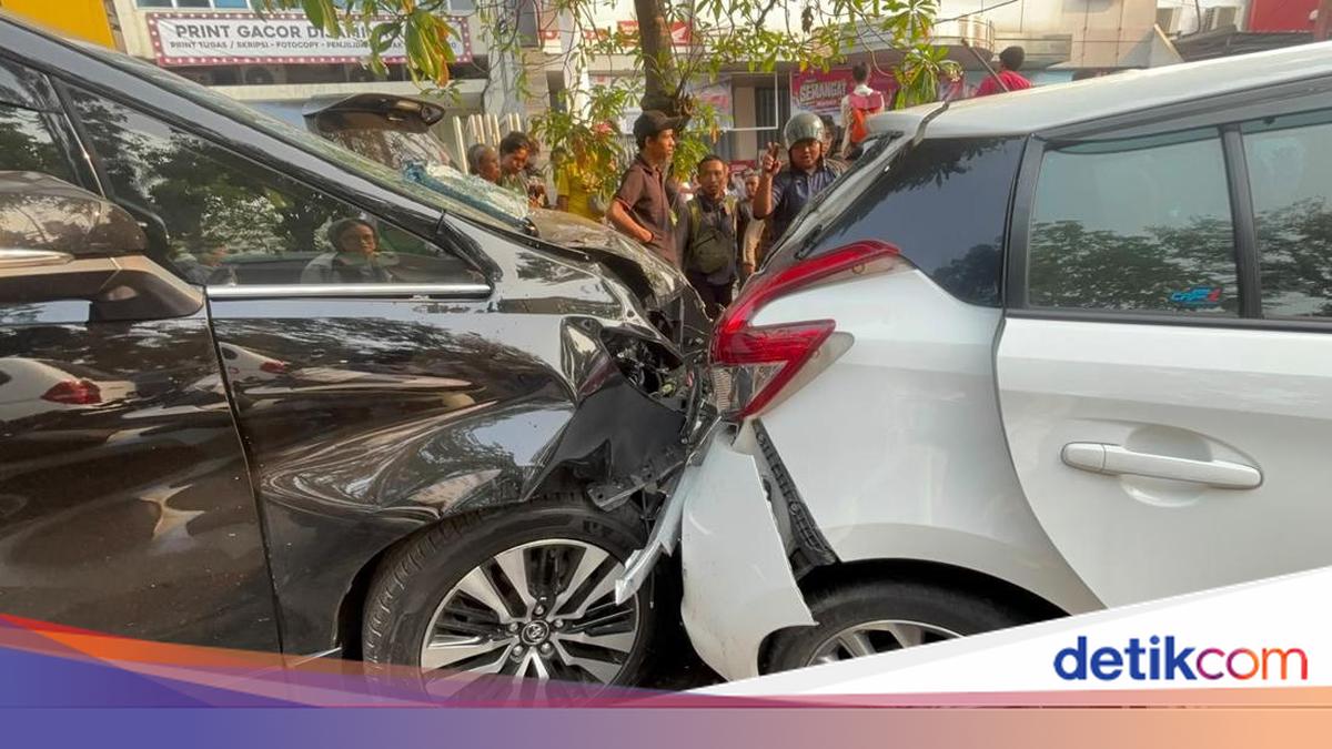 Brakkk! Alphard Tabrak 5 Motor dan 3 Mobil di Menur Pumpungan Surabaya