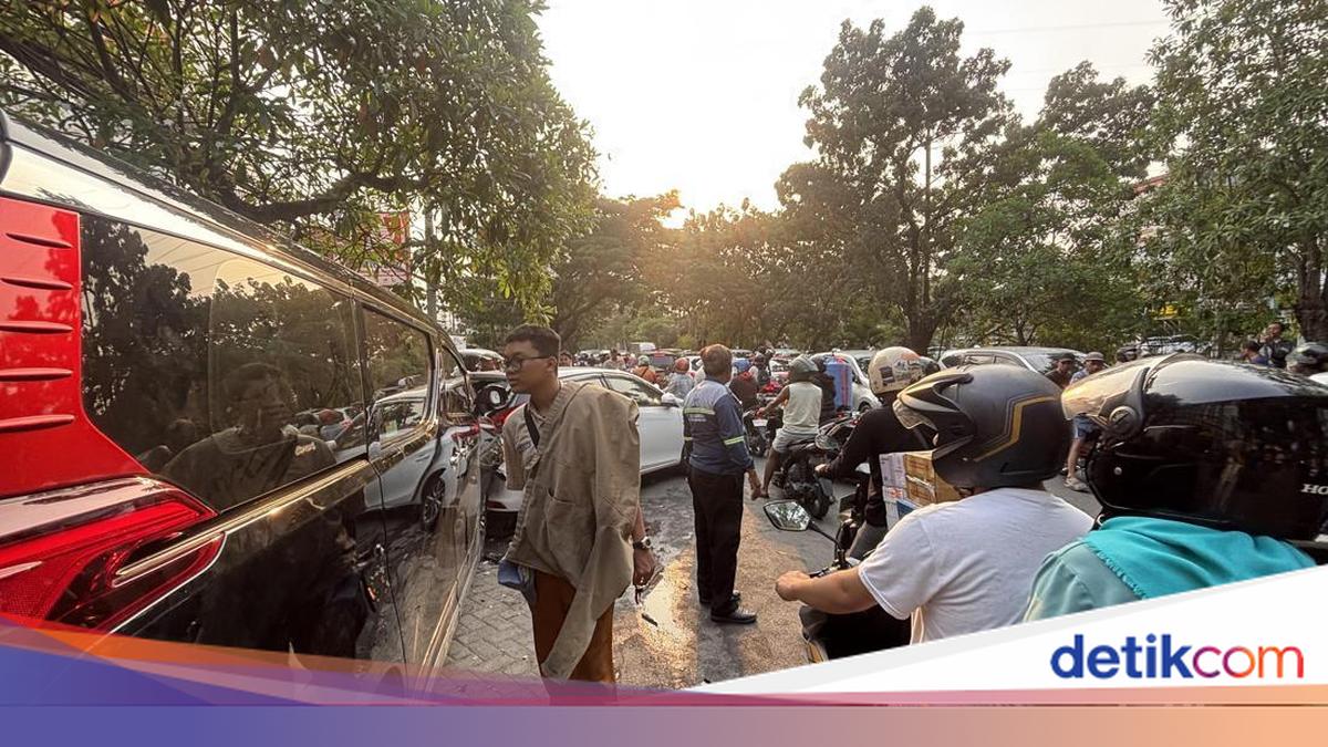 Alphard Tabrak Beruntun, Jalan Menur Pumpungan Surabaya Macet Parah