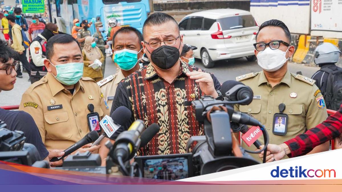 Abu Anak Krakatau Masih Terasa, Kenneth DPRD DKI Bagikan 100 Dus Masker Gratis