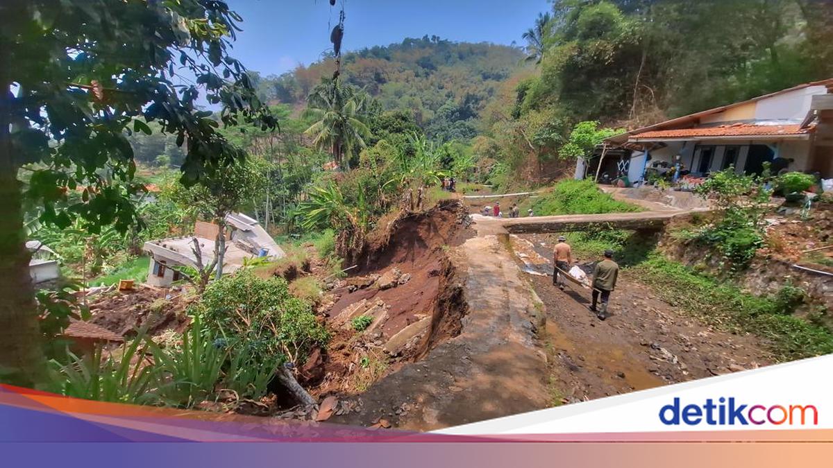 Tanggul Irigasi Sungai Jebol, Longsor Menimpa Rumah Warga Kutawaringin