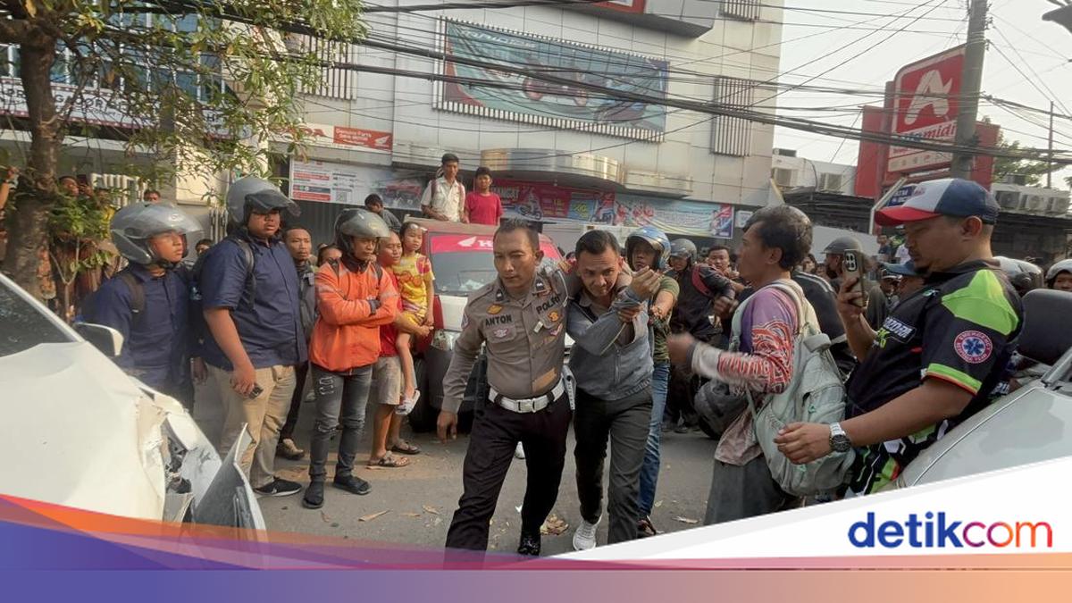 Alphard Tabrak Belasan Kendaraan di Surabaya, Bagaimana Ganti Ruginya?
