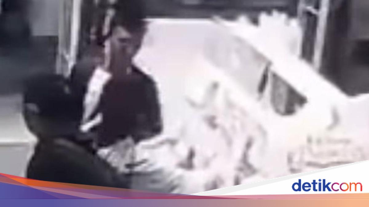 Pura-pura Tanya Lipstik, 2 Pria Curi iPhone 16 Wanita di Mal Jakut