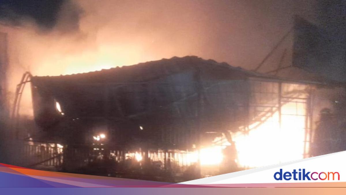 Bengkel Motor di Ciomas Bogor Hangus Dilalap Api Dini Hari