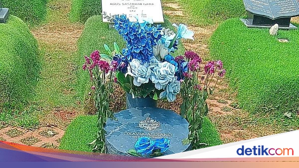 Photo: hot.detik.com Vidi Aldiano's Grave Condition After Solar Lights Stolen